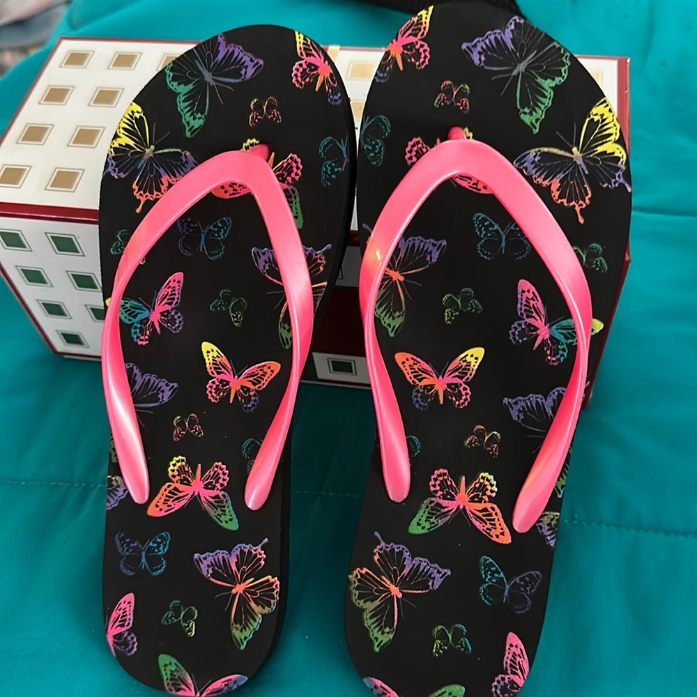 WOMENS SANDALS HAS PRINTS OF BUTTERFLIES